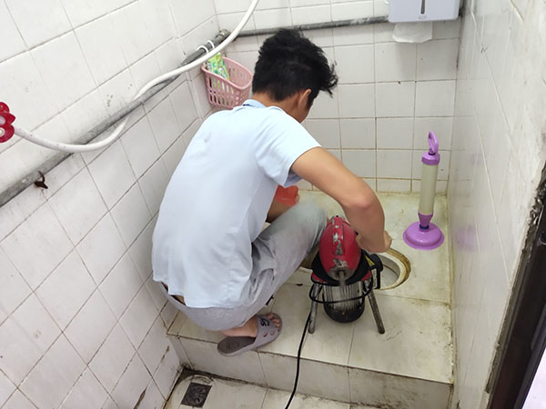 临潼管道堵塞冒臭气 专业师傅现场解决问题