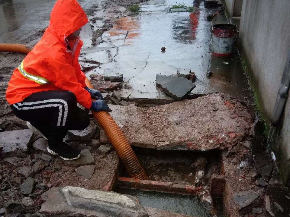 临潼专业清理污水池 炜誉市政以规范流程守护城市 “肠道”