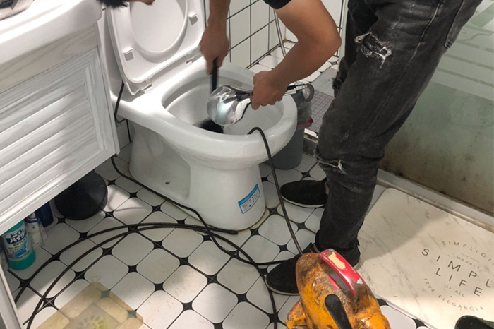 临潼马桶堵塞自己疏通还是找师傅?专业上门服务让你省时更省心